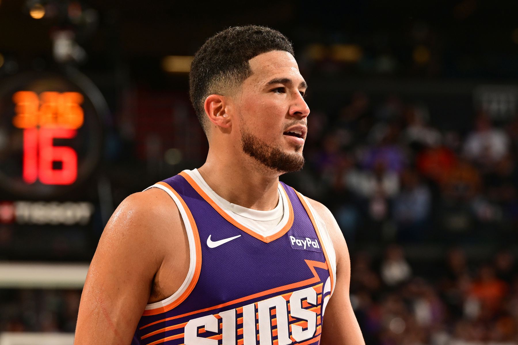 ブッカーは1クォーターで17得点を挙げ、サンズが第4クォーターに入って点差を9点に縮めるのに貢献した。